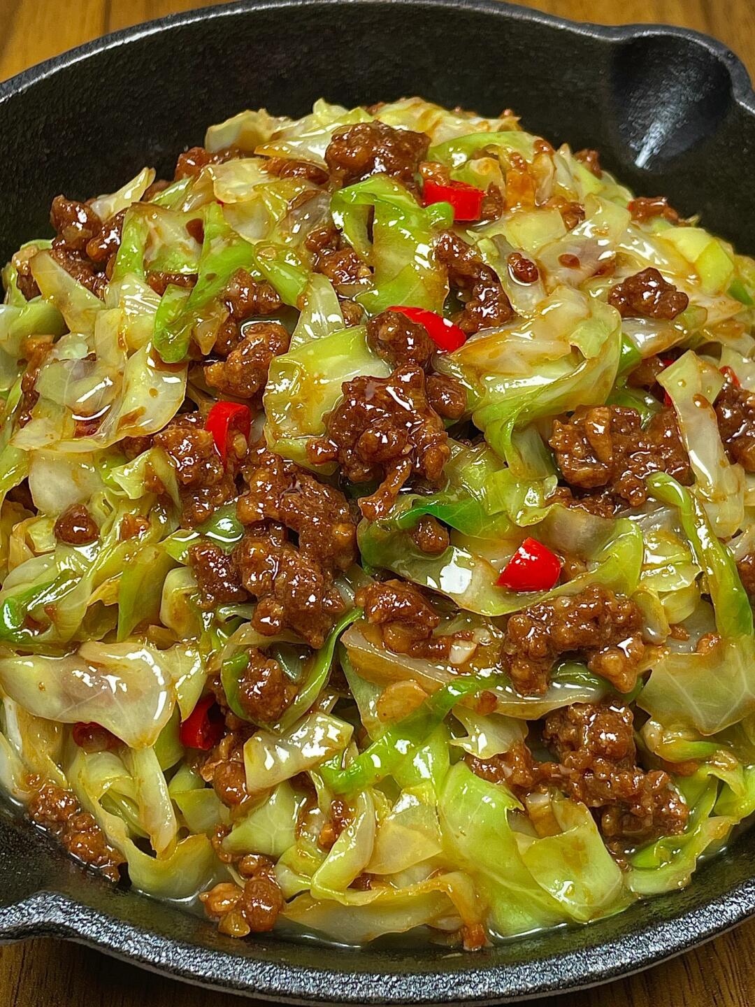 超好吃的包菜炒肉沫嘎嘎下饭
肉沫焦香嫩滑，包菜脆爽鲜甜，两碗米饭都不够炫，泰香了
