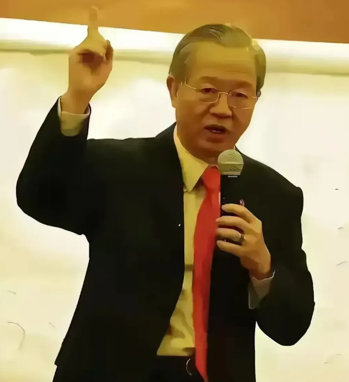 是谁掏空了百姓的钱袋子？

1、房地产。房子是用来住的，不是用来炒的。但现实的房