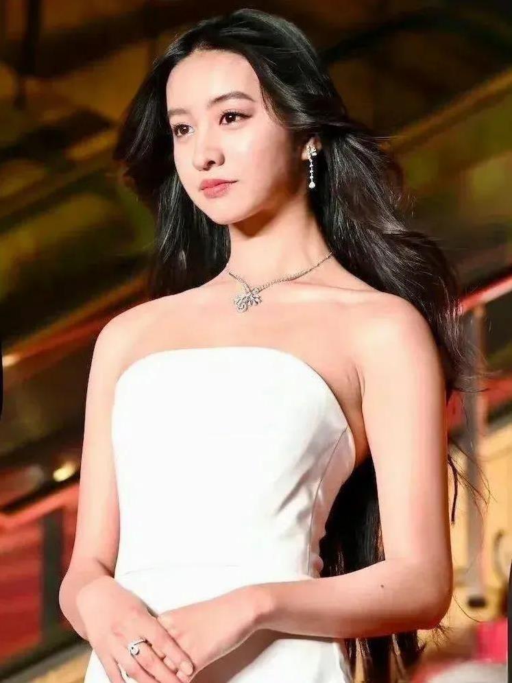 木村光希在红毯上大放异彩，以其170cm的修长美腿和令人惊叹的颜值征服众人，确实