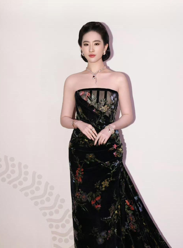 大概也只有刘亦菲能驾驭的了宝格丽这条蛇年珠宝项链吧！