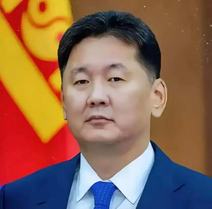 蒙古国的本未倒置，鸡飞蛋打之举
一，蒙古国东南西被中国，北面被俄包围，总之就两邻