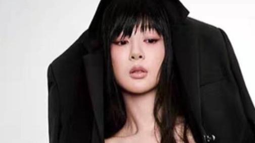 杨紫新造型突破尺度，穿抹胸上衣和V形低腰裤，秀马甲线身材火辣