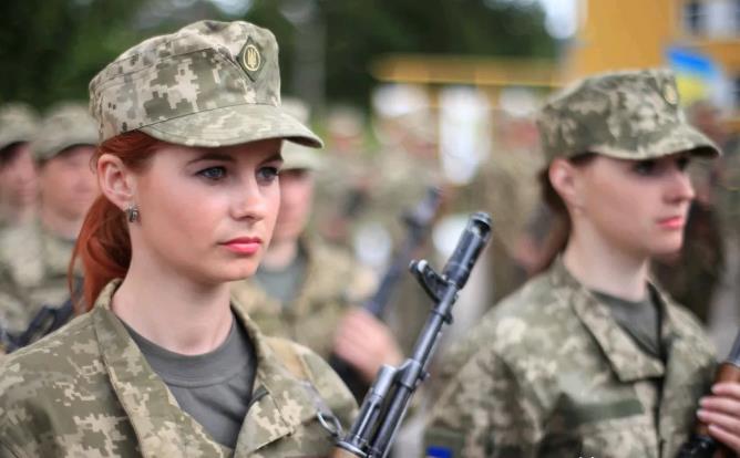 乌克兰首开先河！
七名女囚选择战场换自由，这背后有何深意？
乌克兰近日宣布了一项