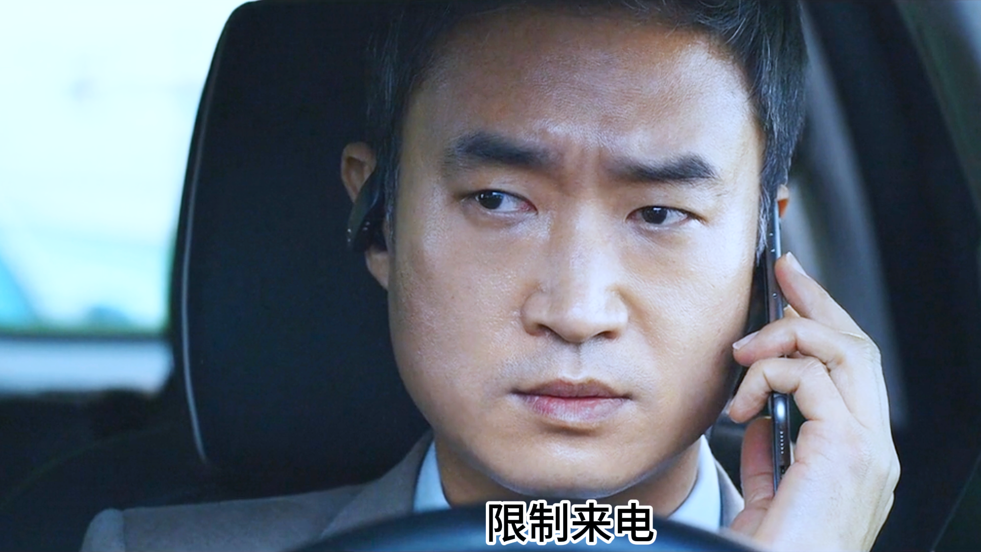 男人的车座被装了王炸，一下车就会爆炸