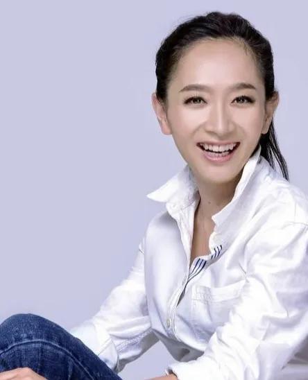 2004年，北京卫视一姐王芳嫁给大15岁的田捷，在她怀孕8个月时，过度疲劳导致早