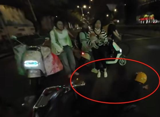 闹大了！南京又发生一起老人摔倒家属讹诈好心人的事情