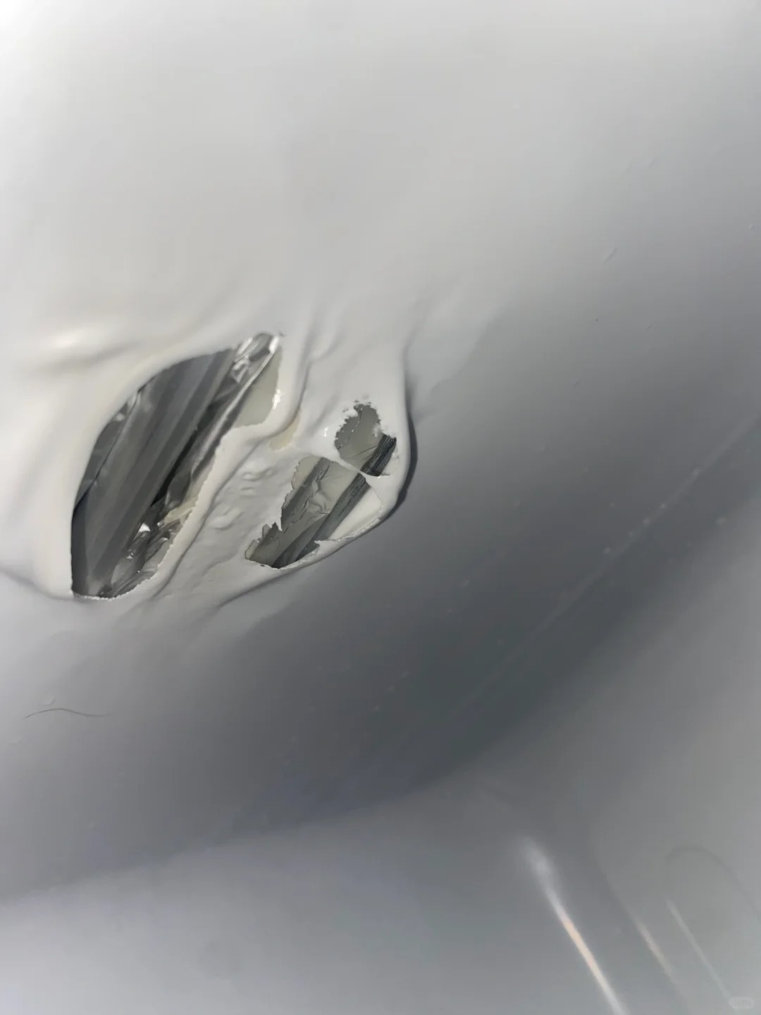 完了 冰箱烧出个洞还能用吗
冰箱断电了几天太臭了  听了同事的话烧纸除味 结果烧