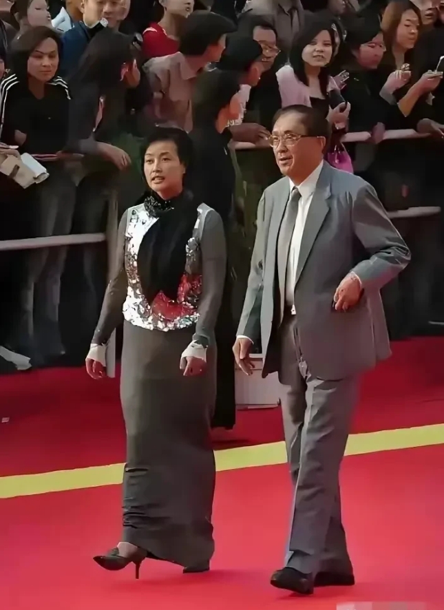 刘晓庆出狱后，正是这位男人在她落魄时伸出援手。当众人都害怕卷入麻烦时，他给了刘晓