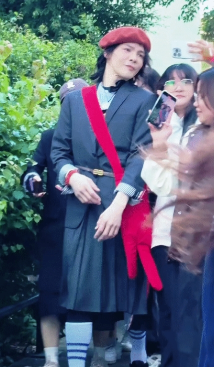 谜一样的向佐，咱也不知道他要往哪个赛道发展。这风格，看不懂啊[捂脸]已经两个娃的