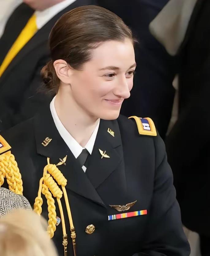 民主党终于瞒不住了，撞机女飞行员竟是拜登的白宫贴身助理。近日，美国陆军确认，在里