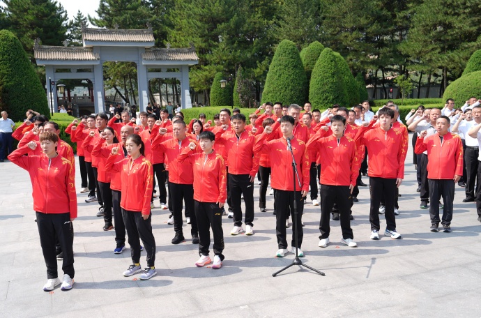 大爷们不服，王楚钦：确实不大好打
参加完南梁的红色之旅，中国乒乓球队顺便去公园转