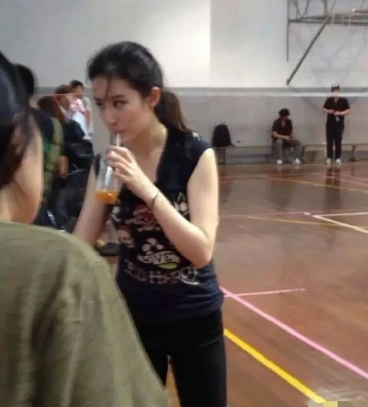 这个打篮球的女生，太像了，太像了，真的很像！