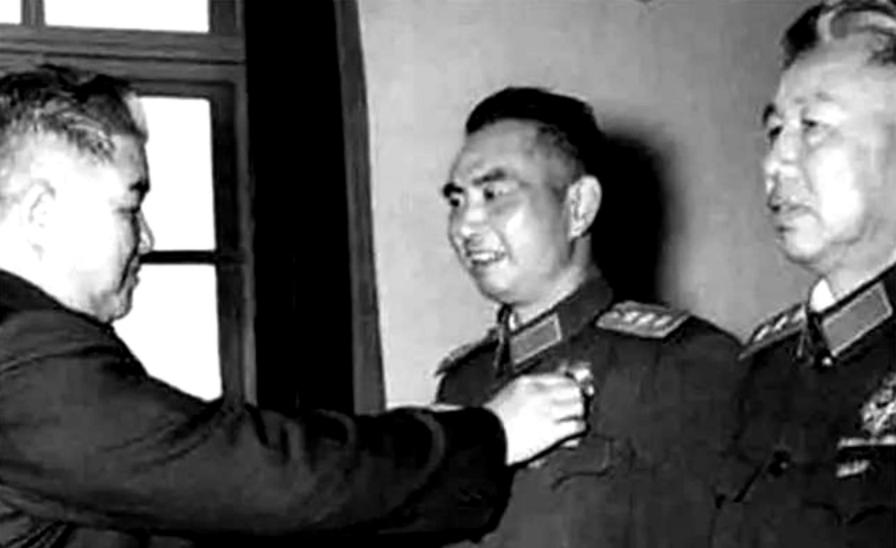 1971年春，杨勇上将正在石家庄和平医院休养，1个包裹严实的人推门而入，掏烟讲：