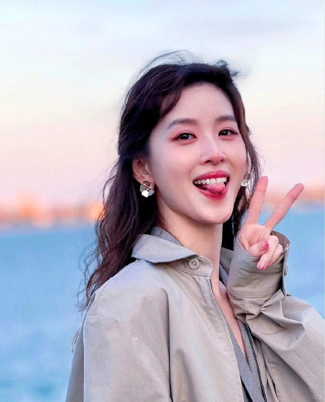30岁章泽天状态❗原谅刘强东后赢麻了...
30岁章泽天重返校园深造了，她素颜拿