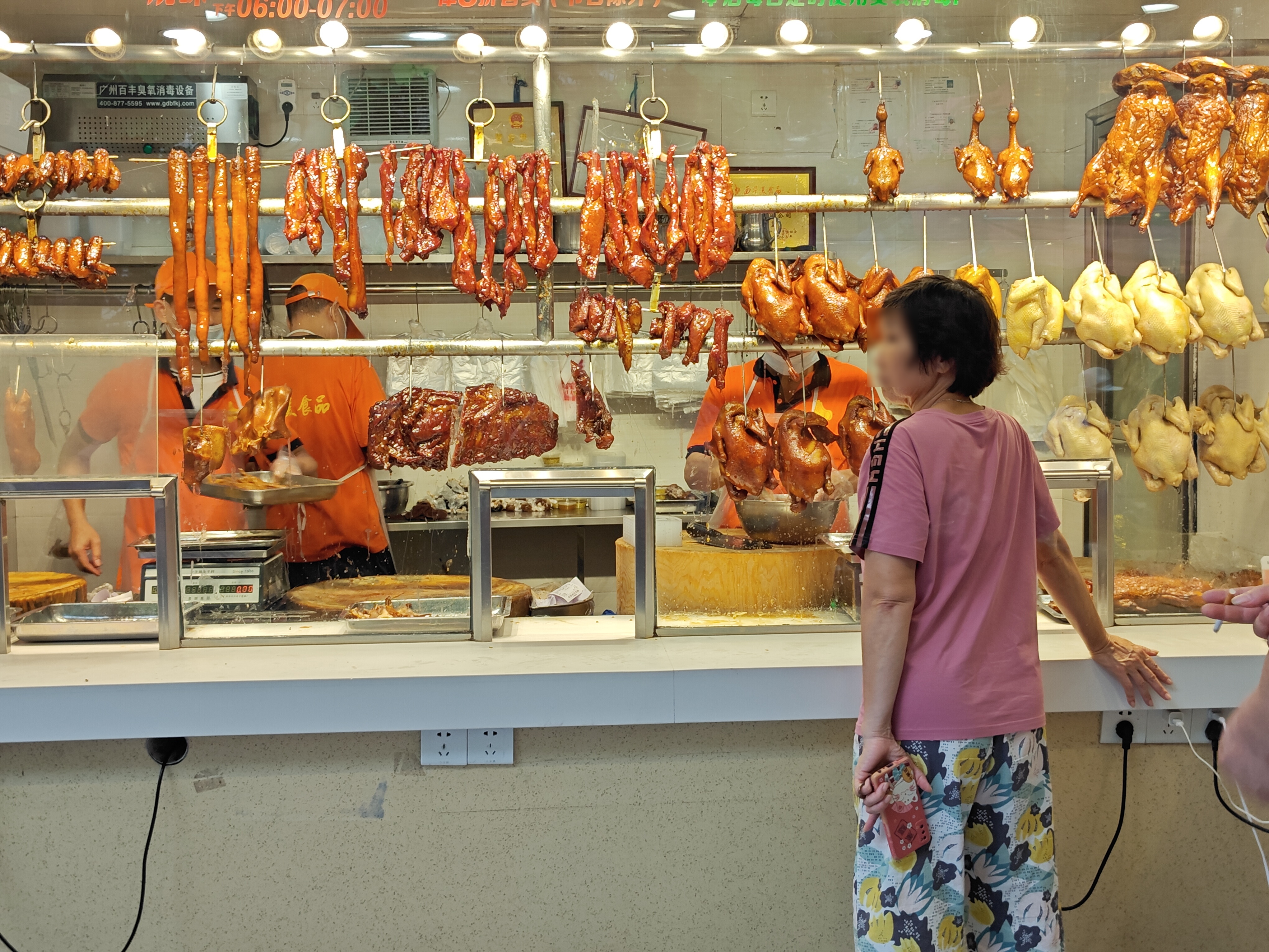 下午17：07，沙园生意最好的烧腊店：西华美食品，全部烧味品种已经上架，琳琅满目