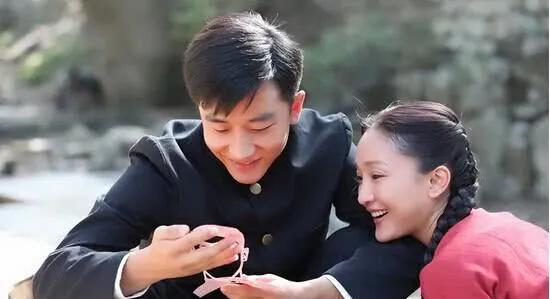 《红高粱》拍摄时，黄轩过来试戏，导演郑晓龙看他不是科班出身，手足无措，那换人吧。