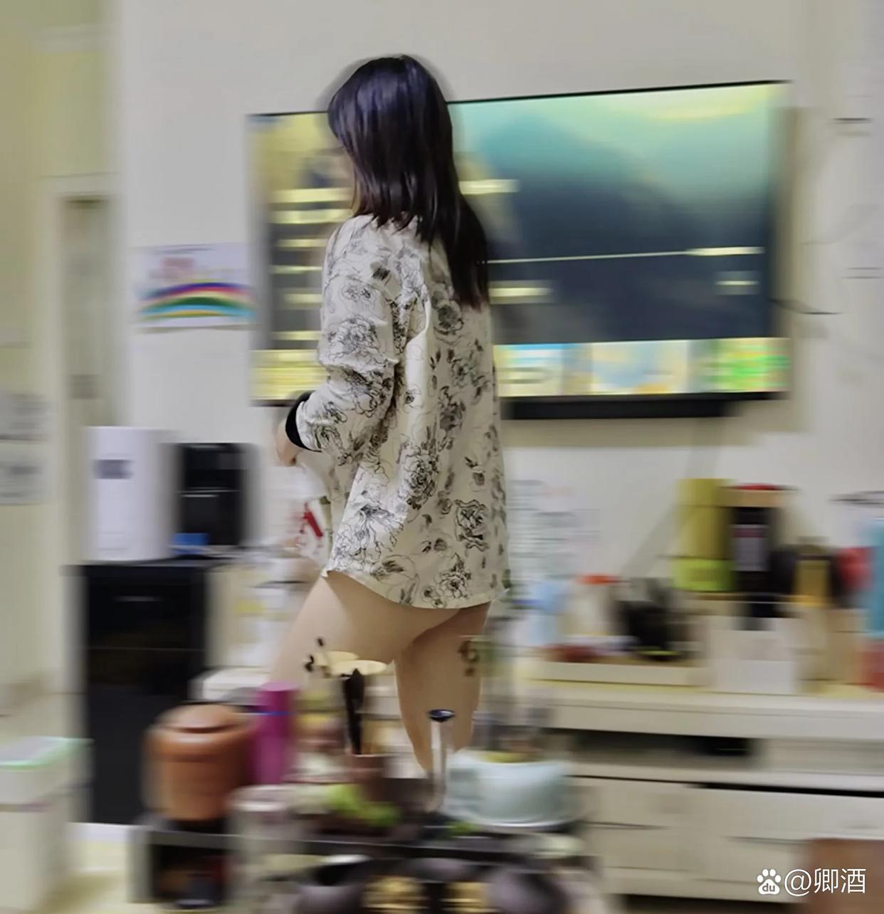 今日幽默：就着上一个话题我坐在这盯着静止的电视画面就着茶沉浸在深深的思考当
