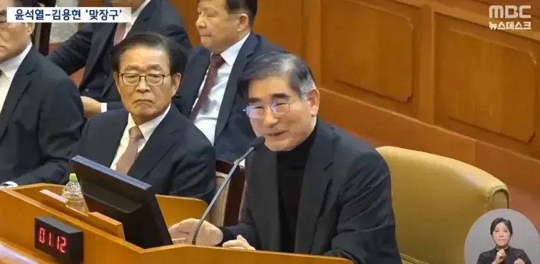  
尹锡悦的命运即将揭晓，前国防部长金龙显扛下所有责任，法院驳回延长拘留申请。 
