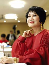 靳羽西再燃爱火，小男友帅气登场引热议