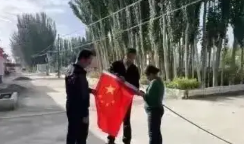 怪事！福建漳州店主挂国旗庆国庆，却遭物业强制要求取下，背后原因引发热议

国庆期