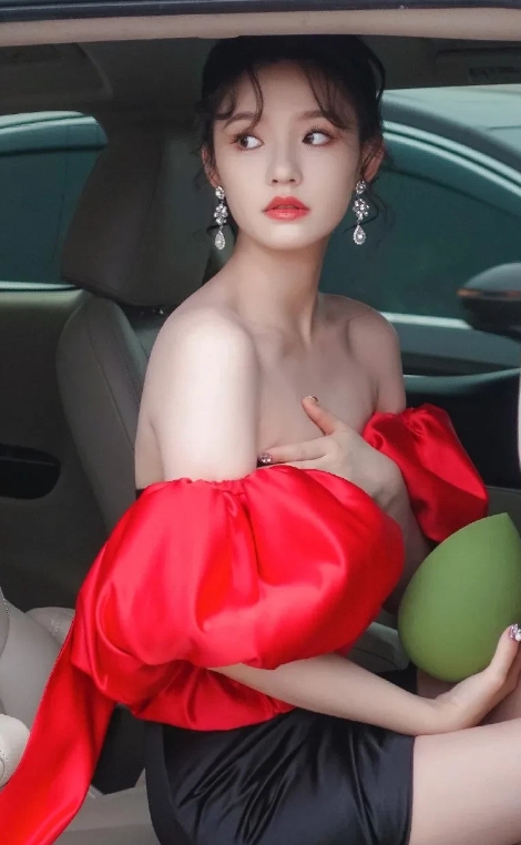 林允这个名字
是参照韩国女星林允儿改的吗？
这么看她其实也挺韩系的。
有点韩国女