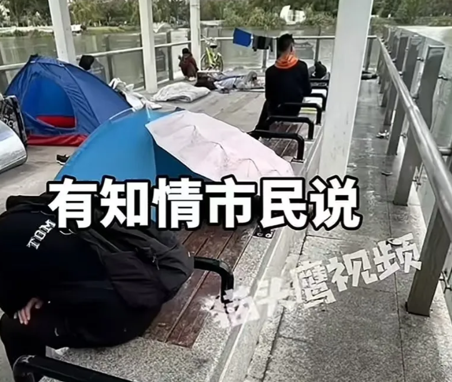 你敢信吗？江苏昆山一个公园为了防止流浪汉在长椅上睡觉，竟然焊上了钢条！有人拍视频