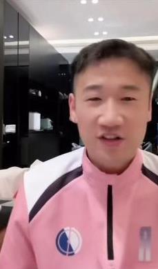 在日前中国青训教爷董路和荣昊的连线中谈到了荣昊为什么不当青训教练的原因
前国脚荣