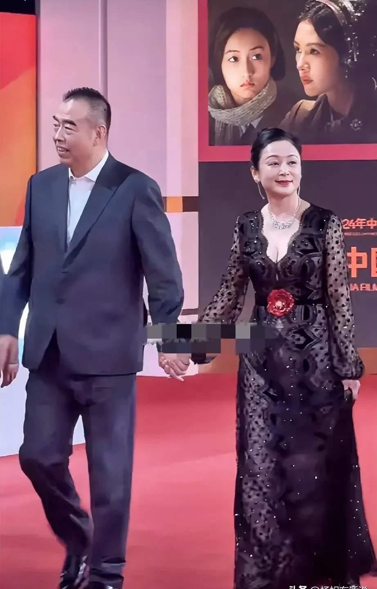 导演陈凯歌在金鸡奖闭幕式上手牵着自己心爱的妻子陈红走红毯，两人虽已没有年轻时的帅