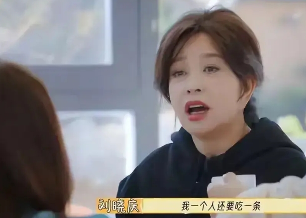 一路繁花这个现场直播为啥吸引人？因为真实反映现实。刘晓庆在年龄最大，已经75岁，