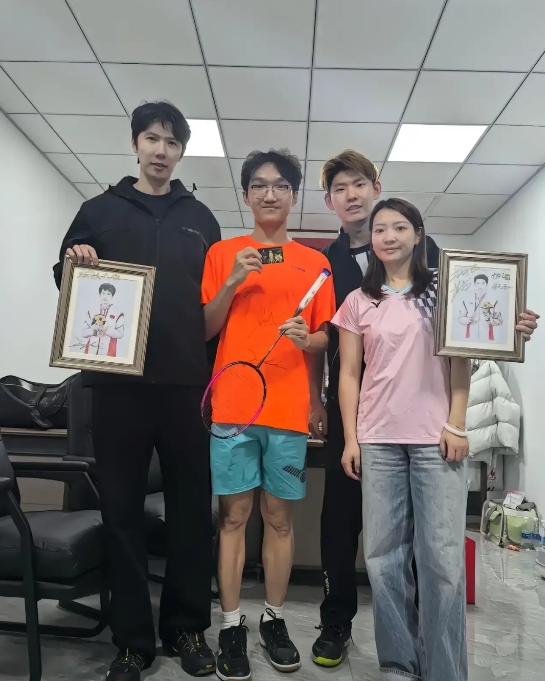 雅思组合退役后真是悲催。郑思维急于变现搞直播带货，在线人数一天比一天少，还被球迷