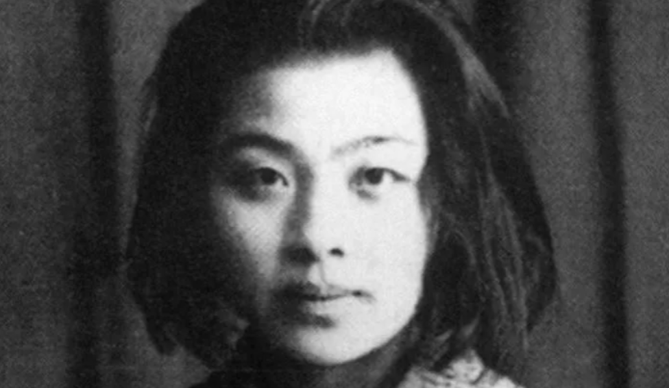 三人同居你敢信吗？1928年，才女丁玲同时爱上了两个男人，并提出了三人同居，不可