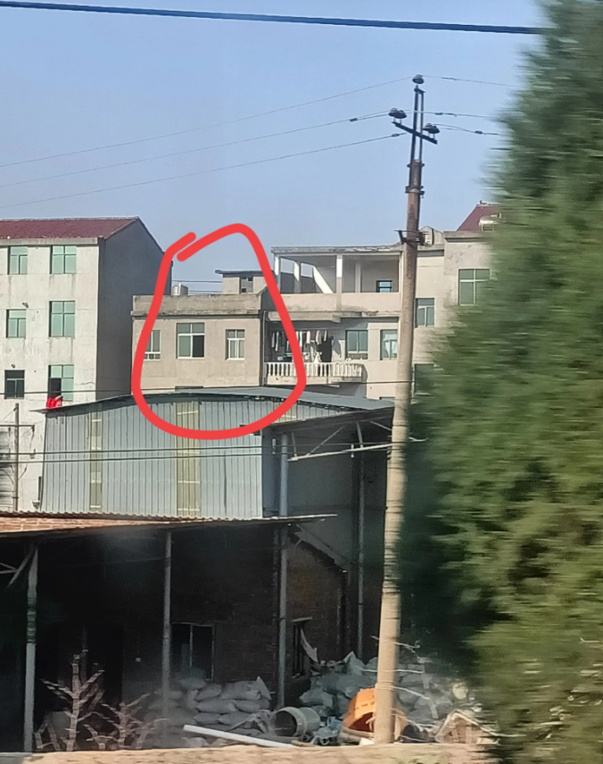 不懂就问。
今天火车路过江西丰城，铁路旁边的居民楼，家家户户都有一个不锈钢材质的