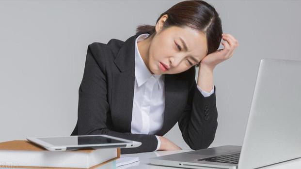 领导让你买奶茶，你花了875元，他给你转了800元，说“钱已转，你收一下”，该怎么回复？