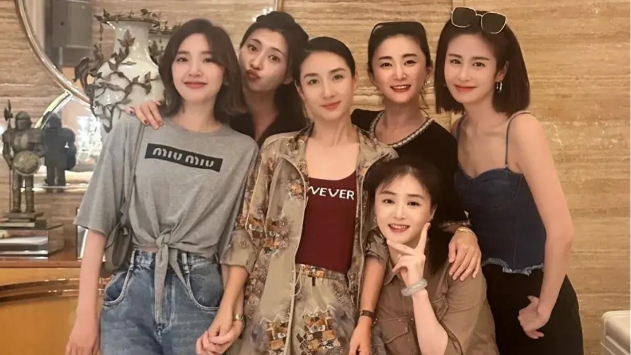 颖儿晒聚会照：唐艺昕俏皮，41岁蒋欣瘦到眼窝凹陷，白头发抢镜