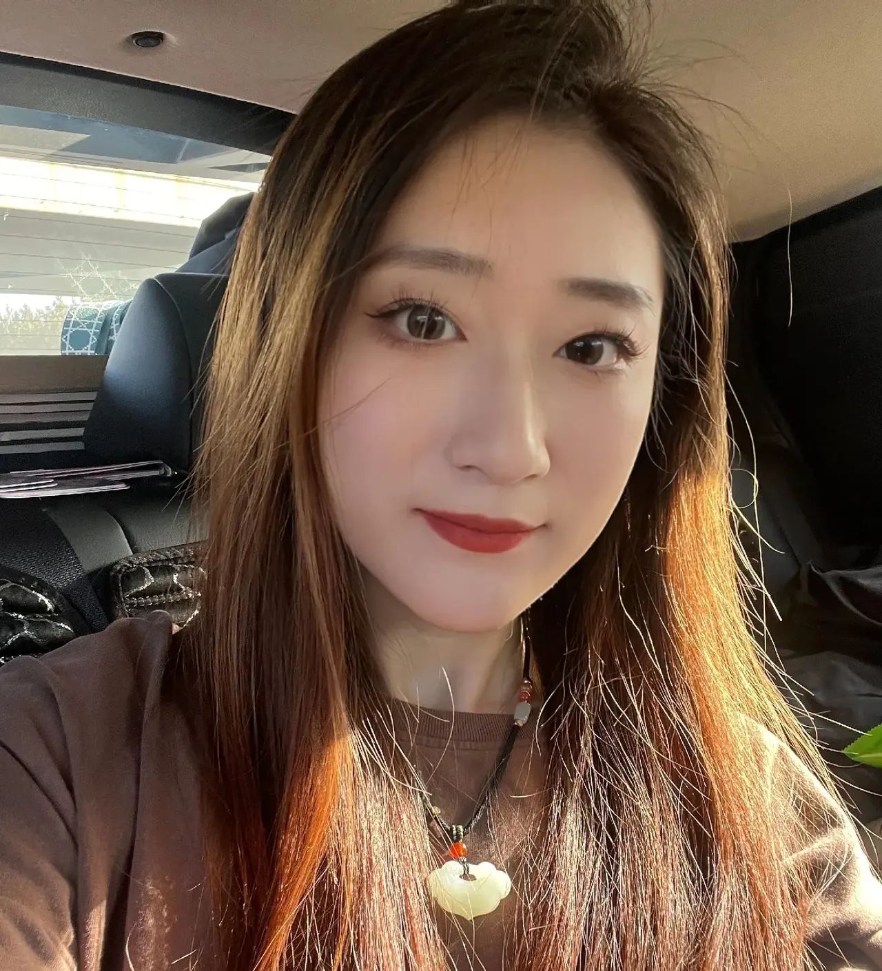 大部分中年人都是不快乐的，尤其过了四十岁以后，这个时期的男人女人压力都很大。
