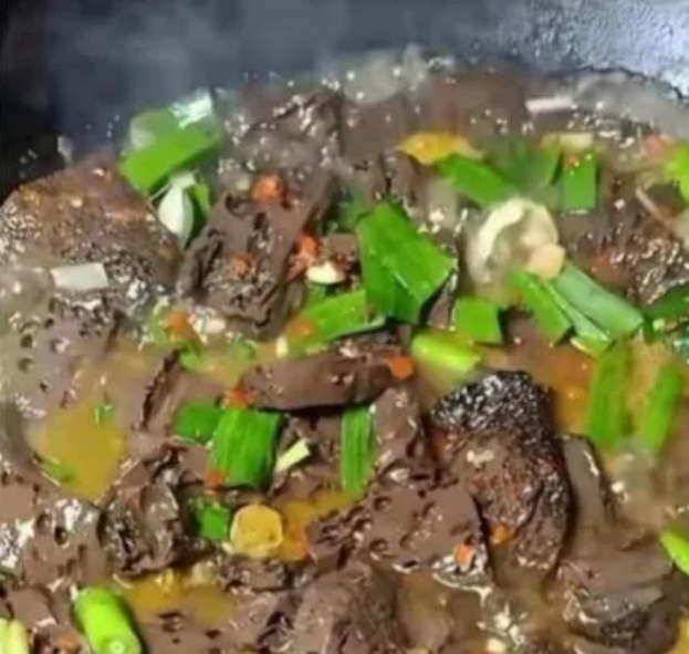 和老同学在饭店点了份炒猪血，菜上来那刻我惊呆了，这真的是我们平常所熟悉的猪血吗？