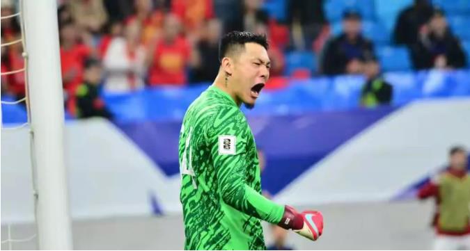 把颜骏凌死死按在了替补席上！王大雷5次神级扑救挽救国足。
世预赛18强赛，国足主