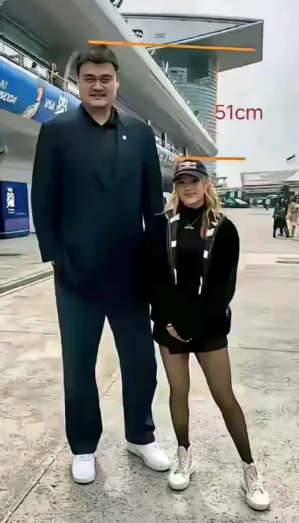 姚明和谷爱凌，那画面太有趣啦！
谷爱凌身高 1 米 75，在常人中算高挑，可站在