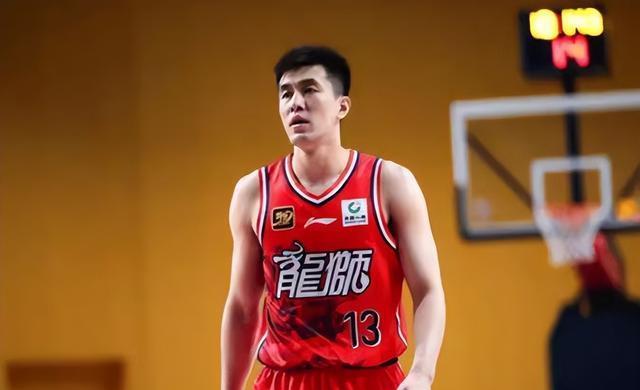 CBA联赛中，广州男篮与北控男篮上演了一场激烈对决。广州男篮近期连败五场，战绩不