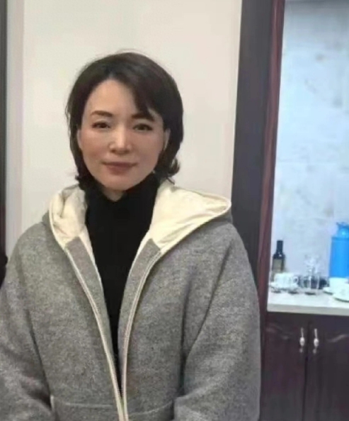 有网友在江苏南通偶遇到董卿啦！这次偶遇可太让人意外了。
当天董卿打扮得特别朴实，