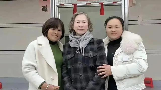 刘嘉玲母亲回乡探亲，展现出朴素生活与乡土情怀