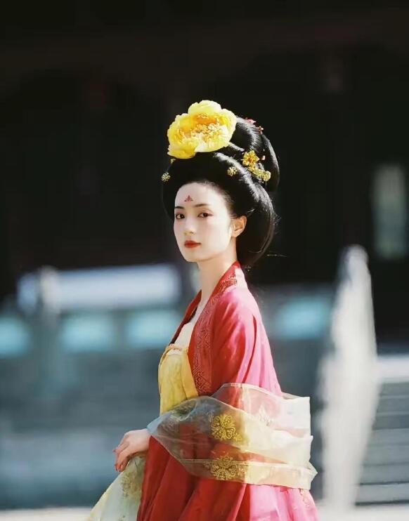 《国色芳华》女二发了一组自己私下拍的唐风照片，这真不是在暗戳戳内涵剧组妆造吗。