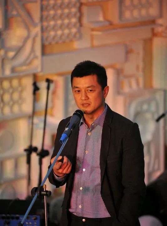 李亚鹏陪小19岁妻子海哈金喜回四川老家过年，这一温馨画面引发广泛关注。两人携手漫
