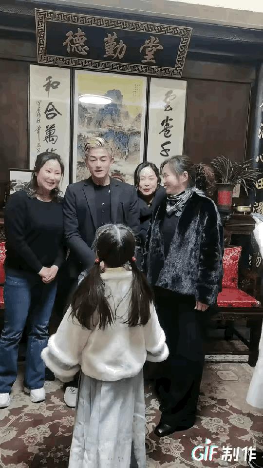 郭富城，天都塌了。
2月7日，60岁的郭富城，冲上热搜，过年期间，他陪着方媛回了