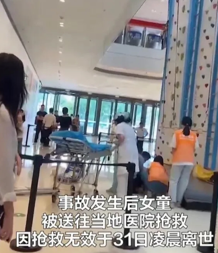 广东女童攀岩不幸坠落身亡，知情人称没系好安全带！近日，广东肇庆一名女童，在妈妈的