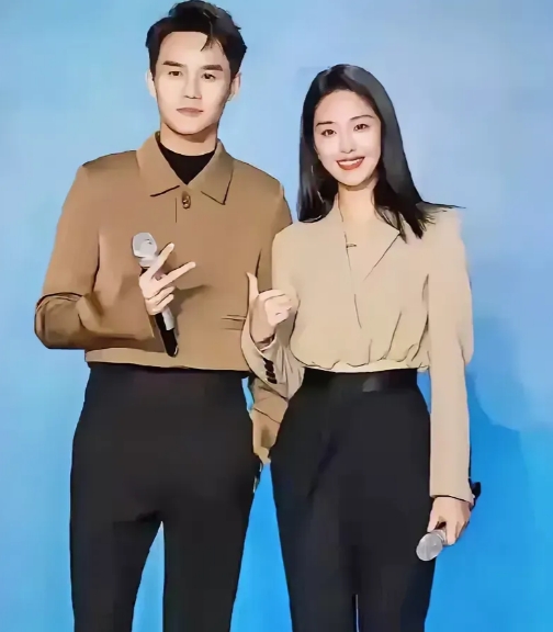 王凯和杨采钰，一位帅气，一位美丽。
王凯的身高让人羡慕，男模一样的气质。

杨采