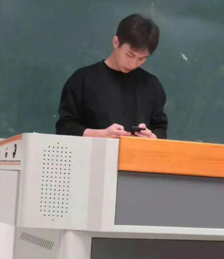 笑死了，本以为是个帅哥，走进一看[笑哭][笑哭][笑哭]