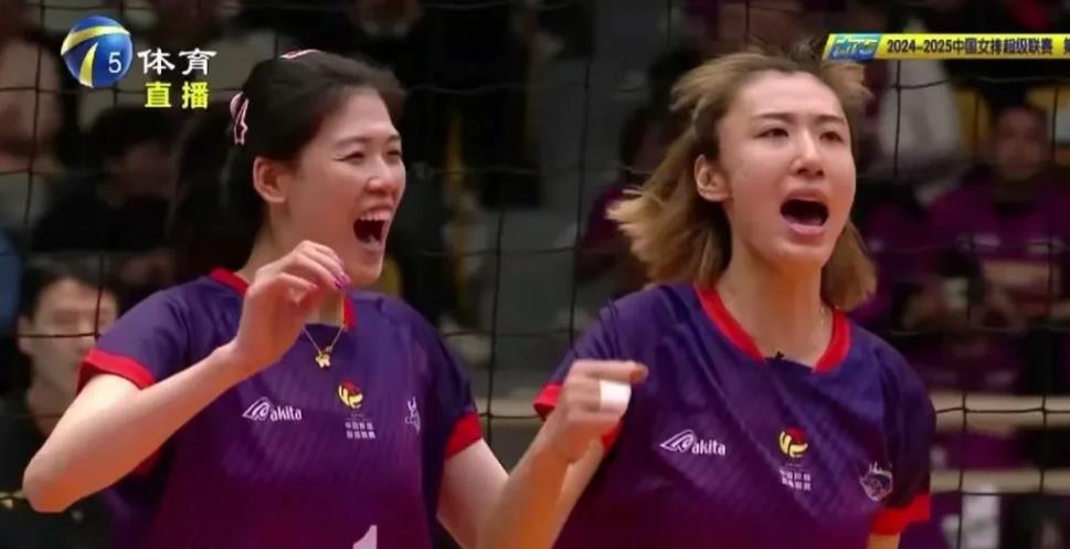 女排联赛11轮后积分榜排名：
1、上海9胜2负积26分继续领跑榜首。
2、天津6