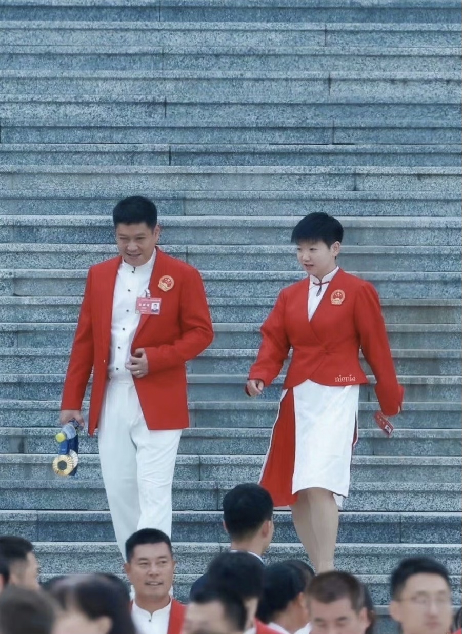 很少看莎莎穿裙子吧！话说孙颖莎穿上这身表彰礼服真精神，穿出了长公主的感觉有没有？