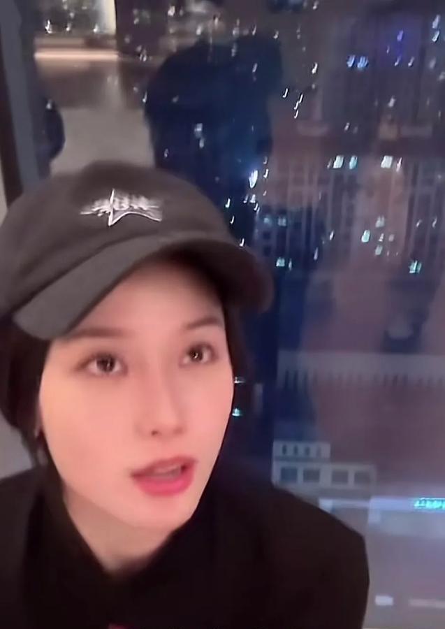 要被黄子韬评论区笑疯了！
黄子韬：那天我们两个回到杭州以后，三点半不让我睡觉！要